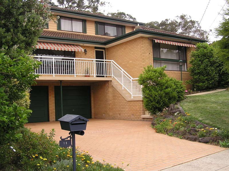 19 Amberdale Avenue, Picnic Point NSW 2213