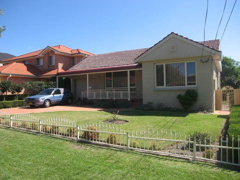 9 Stretham Avenue, Picnic Point NSW 2213