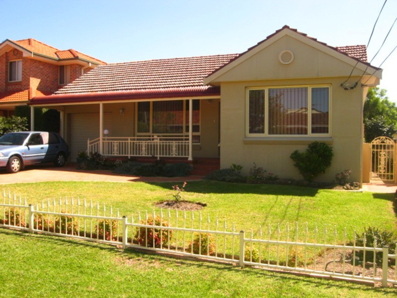 9 Stretham Avenue, Picnic Point NSW 2213