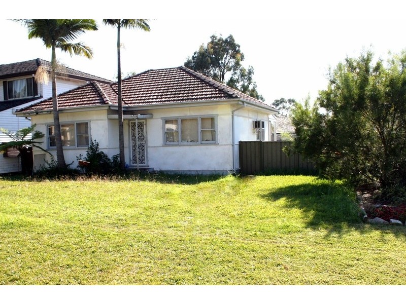 4 Penrose Avenue, East Hills NSW 2213