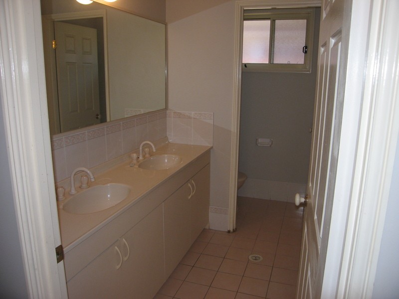 2/19 Broe Avenue, East Hills NSW 2213