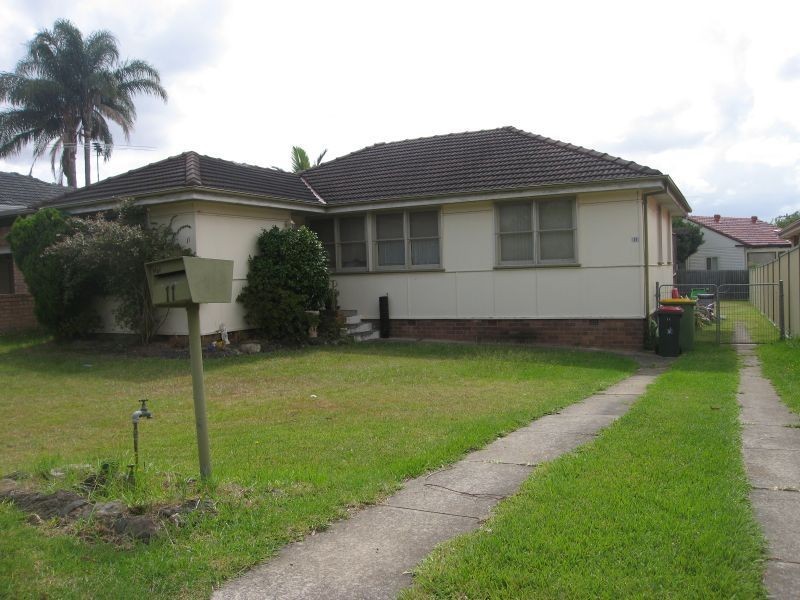 11 Matthews Avenue, East Hills NSW 2213