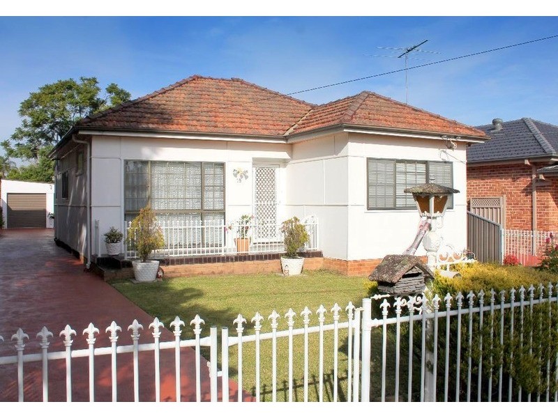 18 Kelvin Parade, Picnic Point NSW 2213