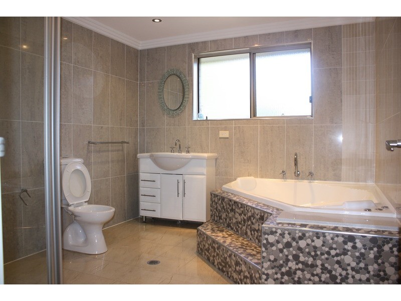 8 Enright Avenue, East Hills NSW 2213