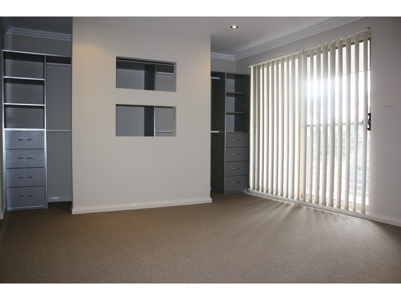 8 Enright Avenue, East Hills NSW 2213