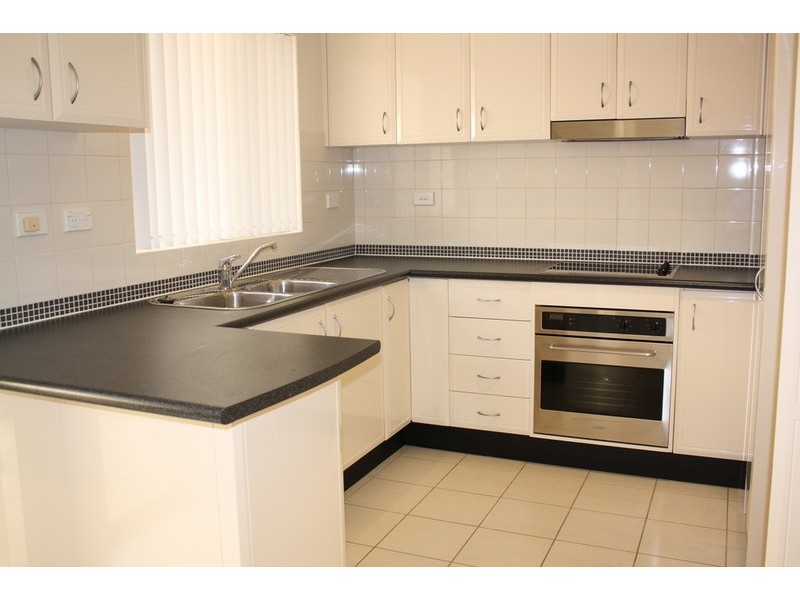 2/76 Kennedy Street, Picnic Point NSW 2213