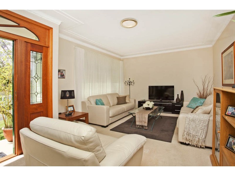 2 Phyllis Avenue, Picnic Point NSW 2213