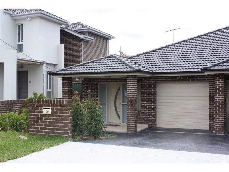 11 Matthews Avenue, East Hills NSW 2213