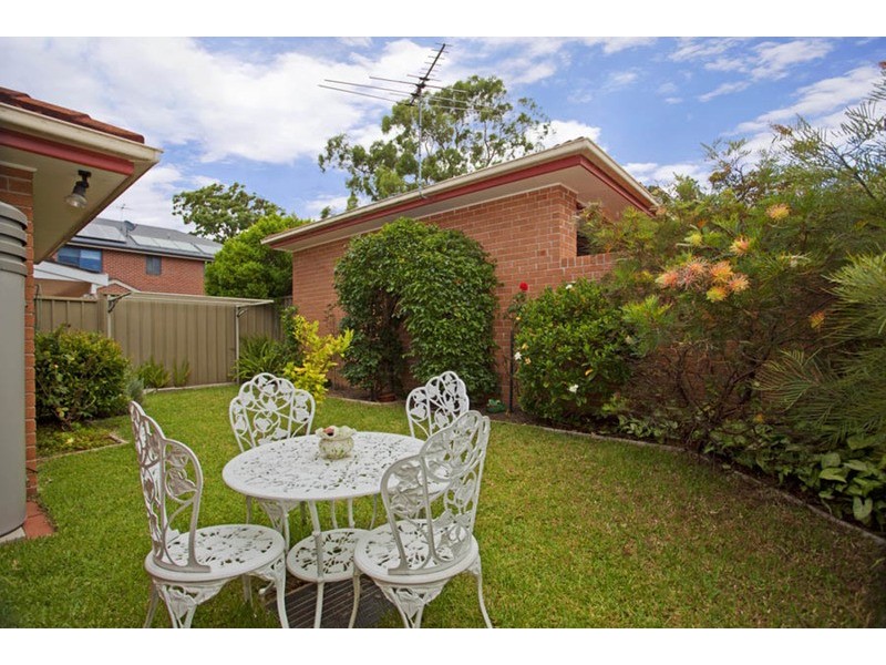 2/2 Broe Avenue, East Hills NSW 2213