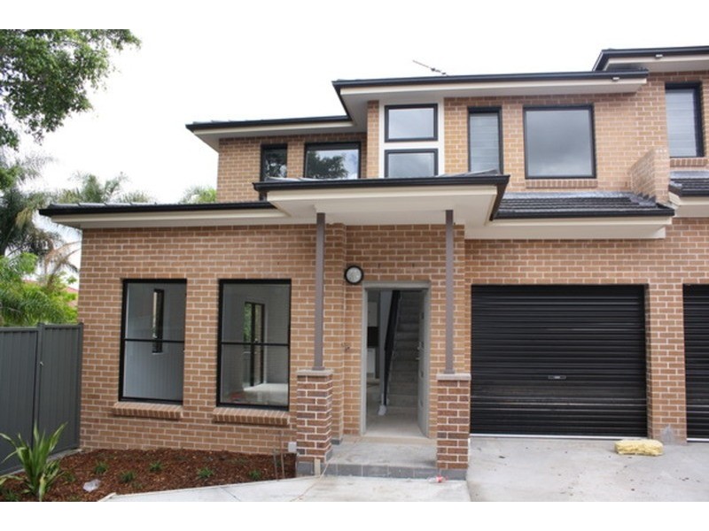 2/1 Ikara Crescent, Moorebank NSW 2170