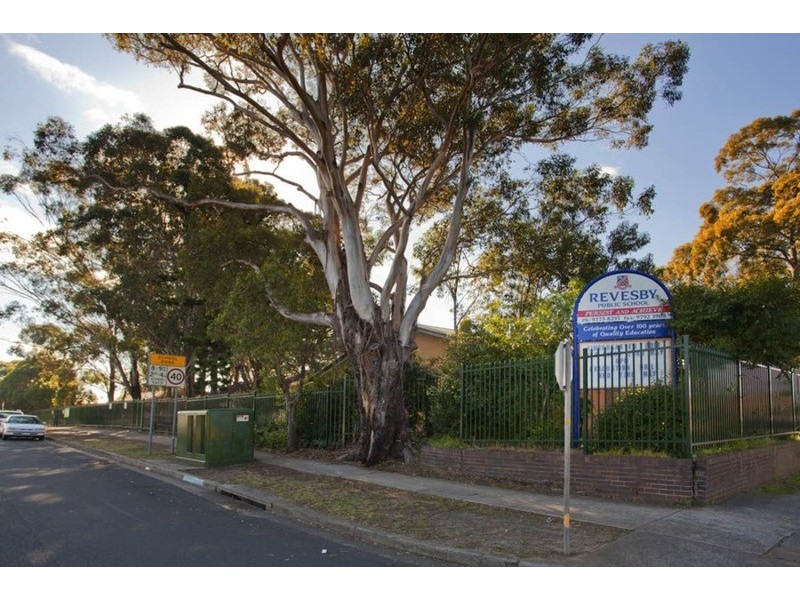 15 Wolaroi Crescent, Revesby NSW 2212