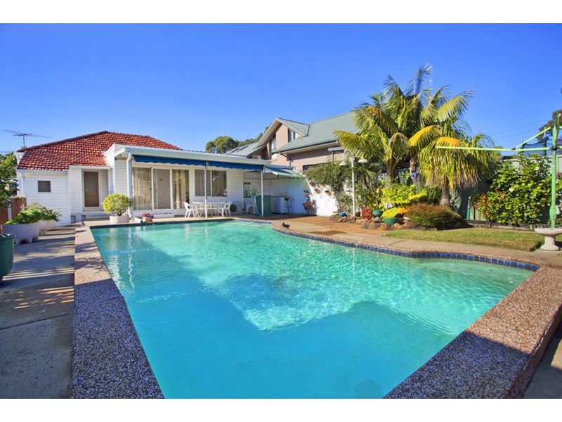 42 Victor  Avenue, Picnic Point NSW 2213