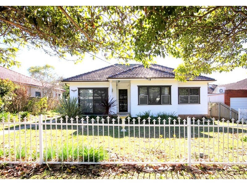 13 Kirk Crescent, Kirrawee NSW 2232