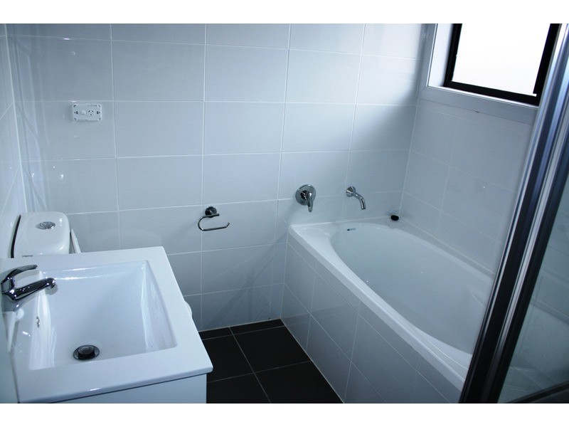 2/1 Ikara Crescent, Moorebank NSW 2170