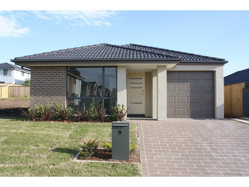 9 Sovereign Circuit, Glenfield NSW 2167