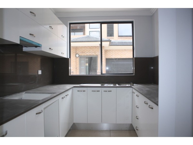 4/1 Ikara Crescent, Moorebank NSW 2170