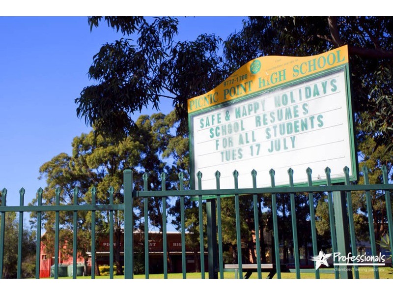 832 Henry Lawson  Drive, Picnic Point NSW 2213