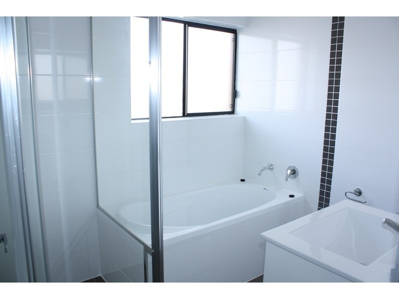 10/1 Ikara Crescent, Moorebank NSW 2170