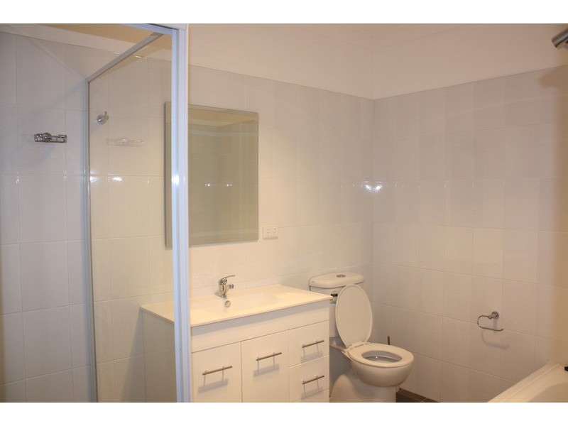 2/100 Park Road, East Hills NSW 2213