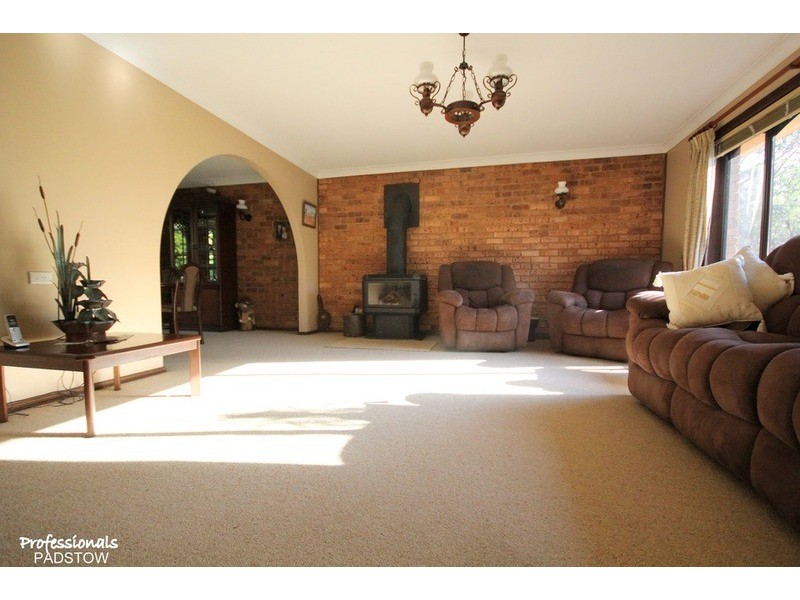 25 Drysdale Avenue, Picnic Point NSW 2213