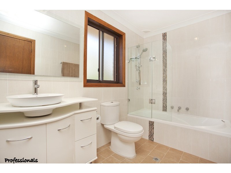 25 Drysdale Avenue, Picnic Point NSW 2213