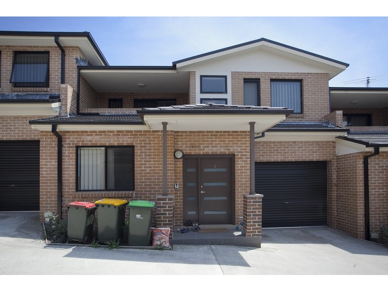 2/1 Ikara Crescent, Moorebank NSW 2170