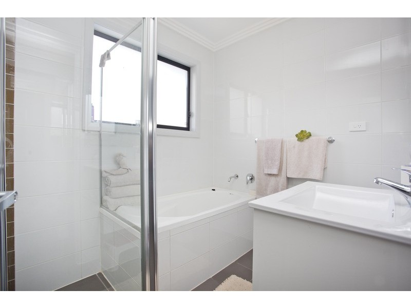 2/1 Ikara Crescent, Moorebank NSW 2170