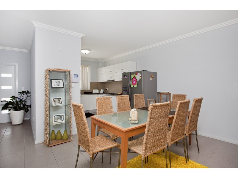 2/1 Ikara Crescent, Moorebank NSW 2170