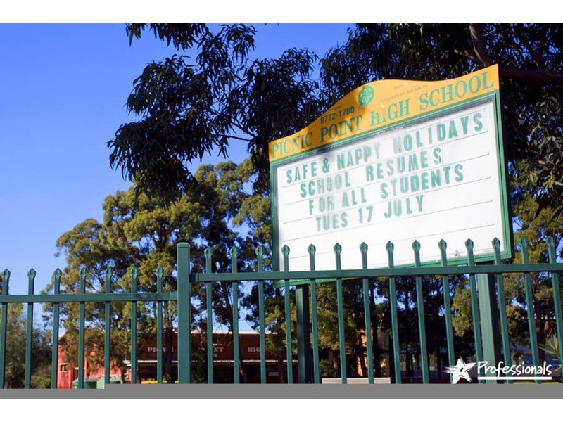 16 Valmay Avenue, Picnic Point NSW 2213