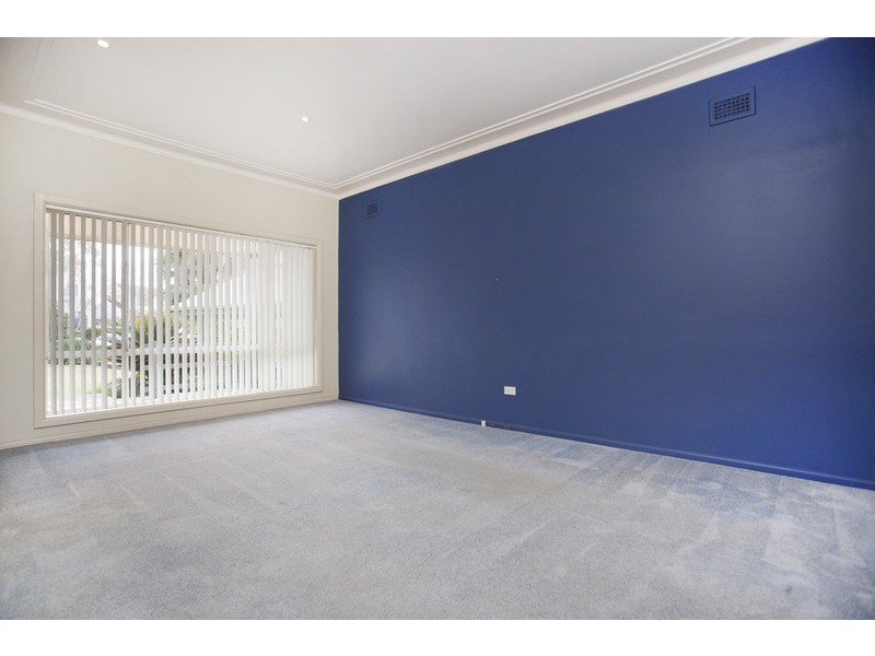 10 Phyllis Avenue, Picnic Point NSW 2213