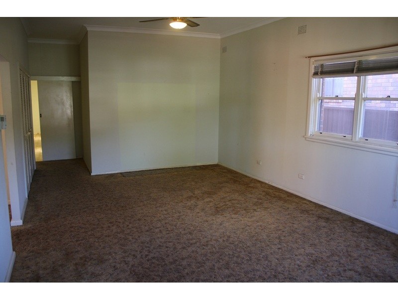 16 Flinders Road, Georges Hall NSW 2198