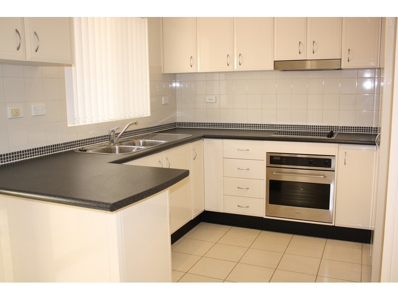 2/76 Kennedy Street, Picnic Point NSW 2213