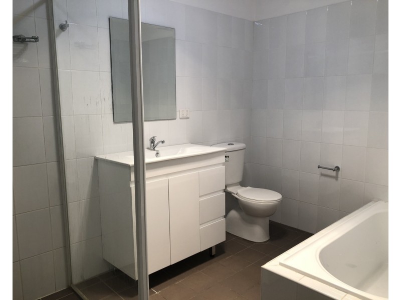 2/100 Park Road, East Hills NSW 2213