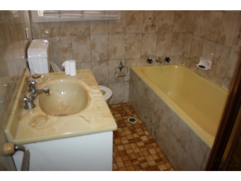 38 Kelvin Parade, Picnic Point NSW 2213