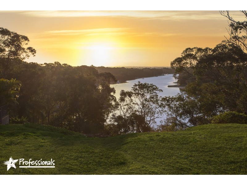 824 Henry Lawson Drive, Picnic Point NSW 2213