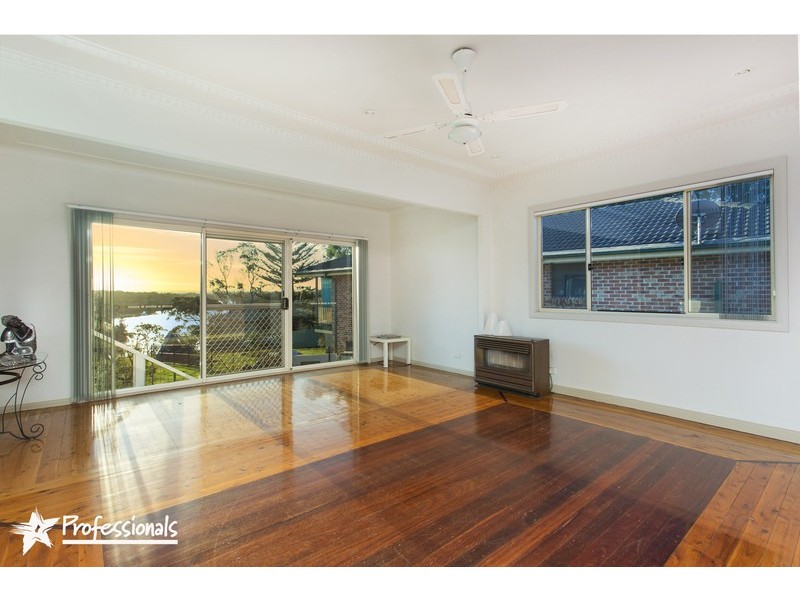 824 Henry Lawson Drive, Picnic Point NSW 2213