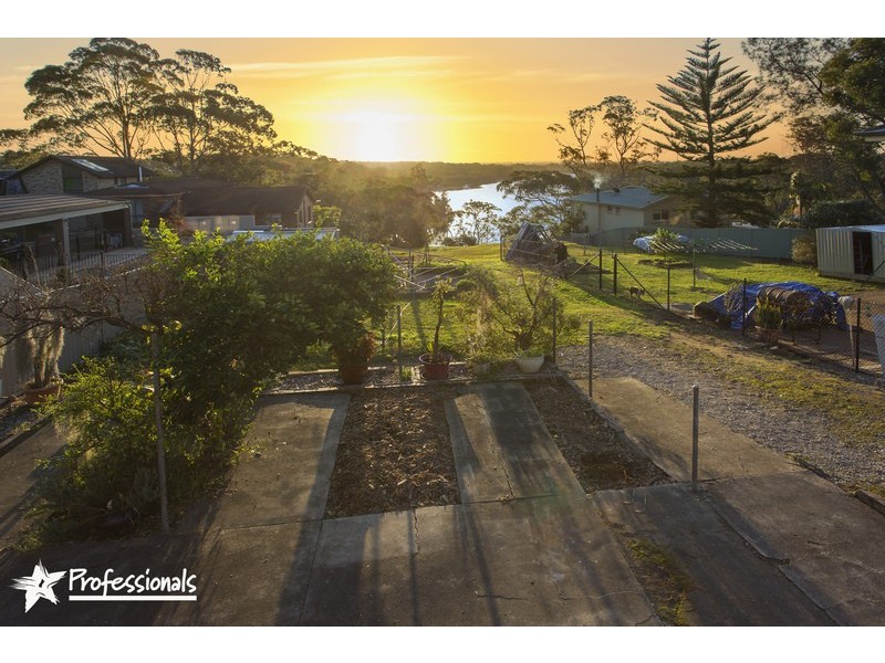 824 Henry Lawson Drive, Picnic Point NSW 2213