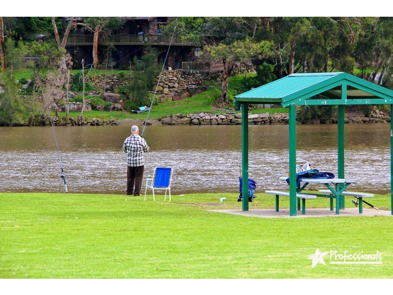 2 Riverside Avenue, Picnic Point NSW 2213