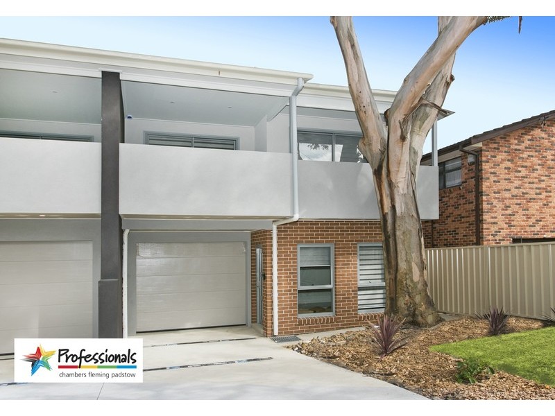 686 Henry Lawson Drive, East Hills NSW 2213