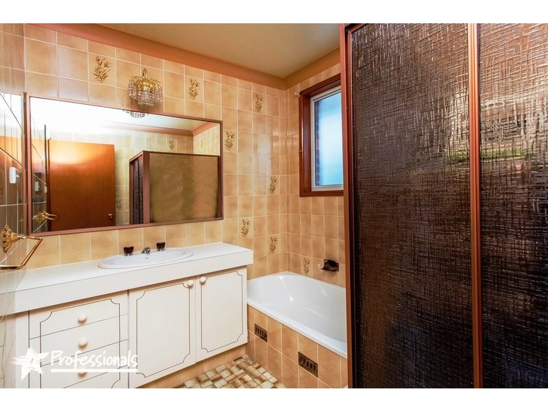 1  Jervis Drive, Illawong NSW 2234