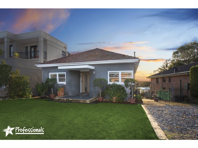 824 Henry Lawson Drive, Picnic Point NSW 2213