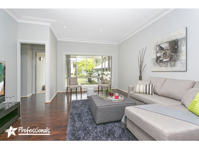 10 Phyllis Avenue, Picnic Point NSW 2213