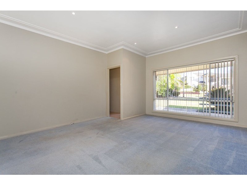 10 Phyllis Avenue, Picnic Point NSW 2213