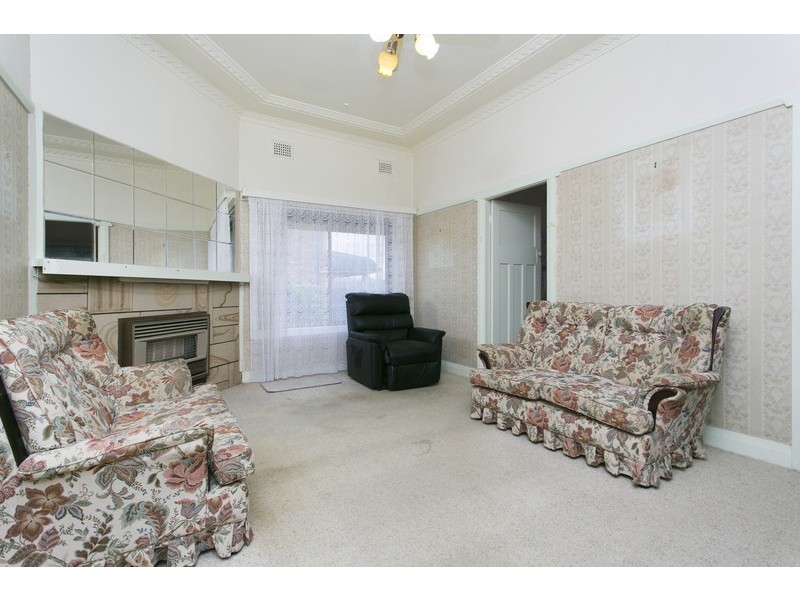 8 Doris Street, Picnic Point NSW 2213