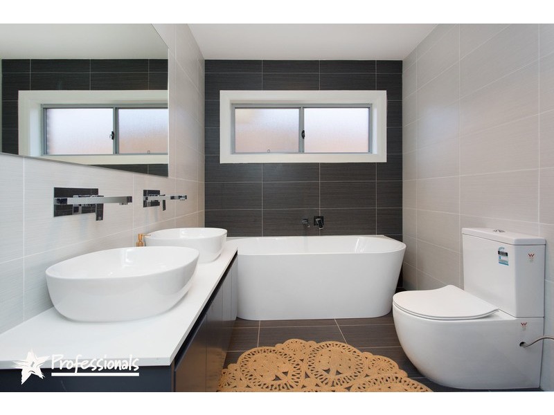 16 Flinders Road, Georges Hall NSW 2198