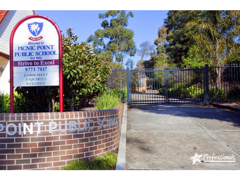 92 Victor Avenue, Picnic Point NSW 2213