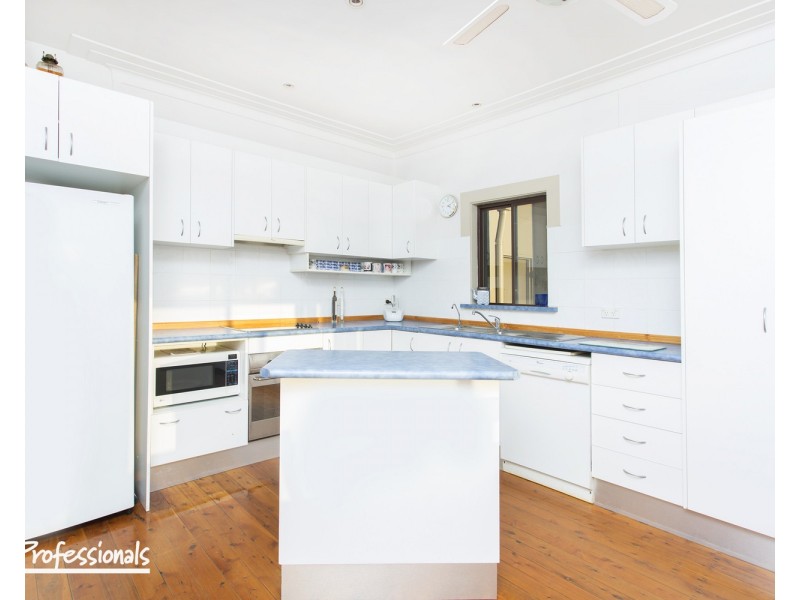 824 Henry Lawson Drive, Picnic Point NSW 2213