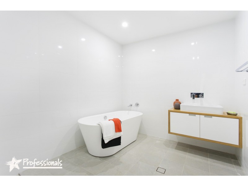 686 Henry Lawson Drive, Picnic Point NSW 2213