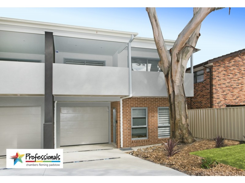 686 Henry Lawson Drive, Picnic Point NSW 2213