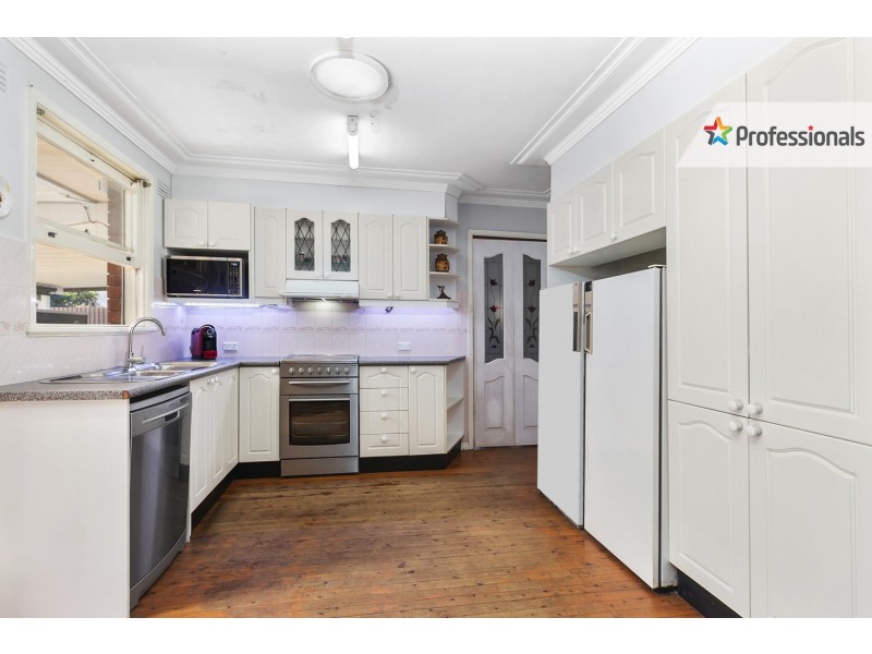 5 Samoa Avenue, Picnic Point NSW 2213